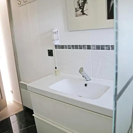 Chambre Rez De Chaussee Cuisine Salon Et Salle Partages *